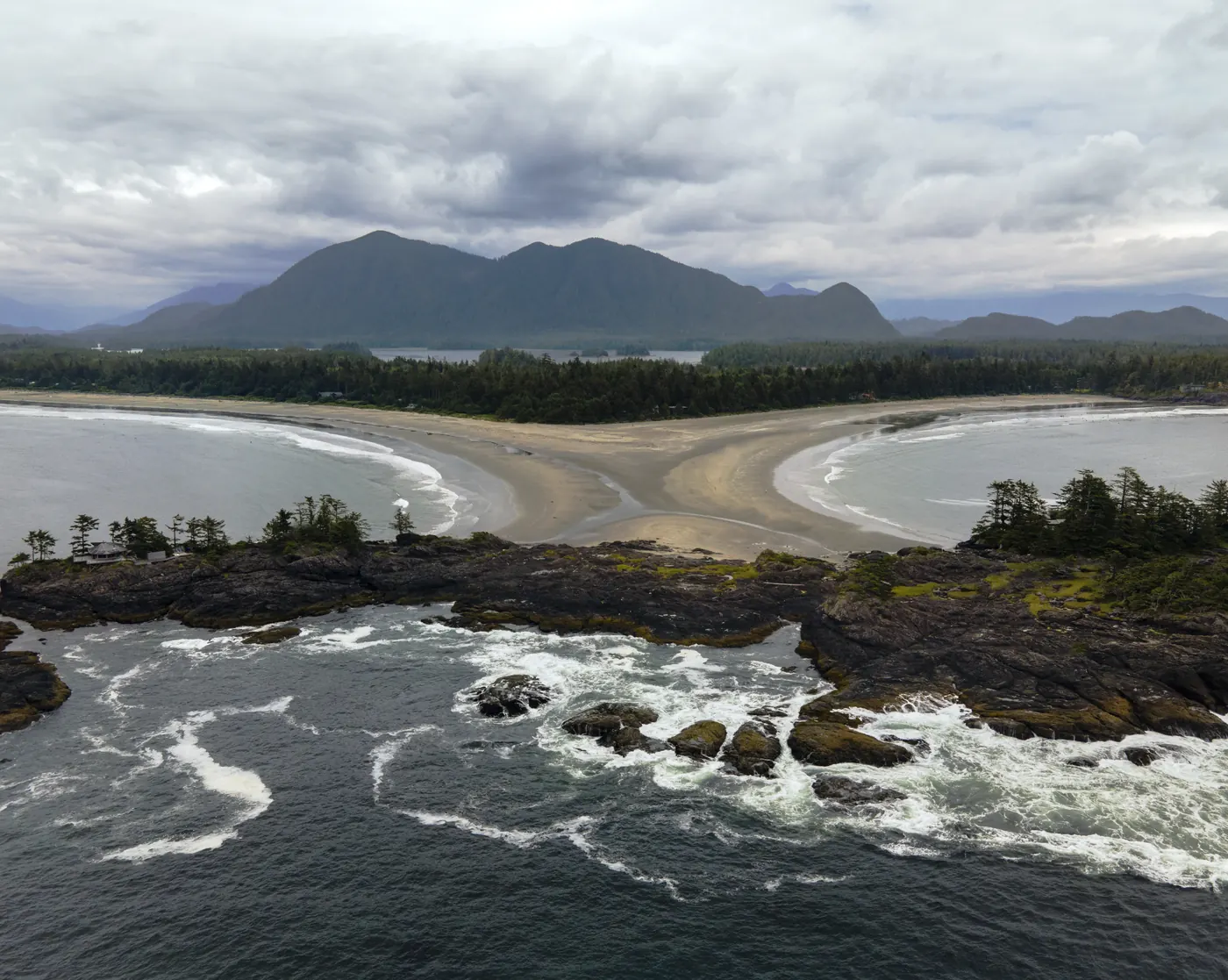 Vue aérienne d'un rivage rocheux avec des montagnes en arrière-plan