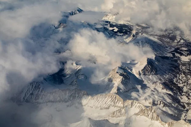 Vista aérea de montañas cubiertas de nieve