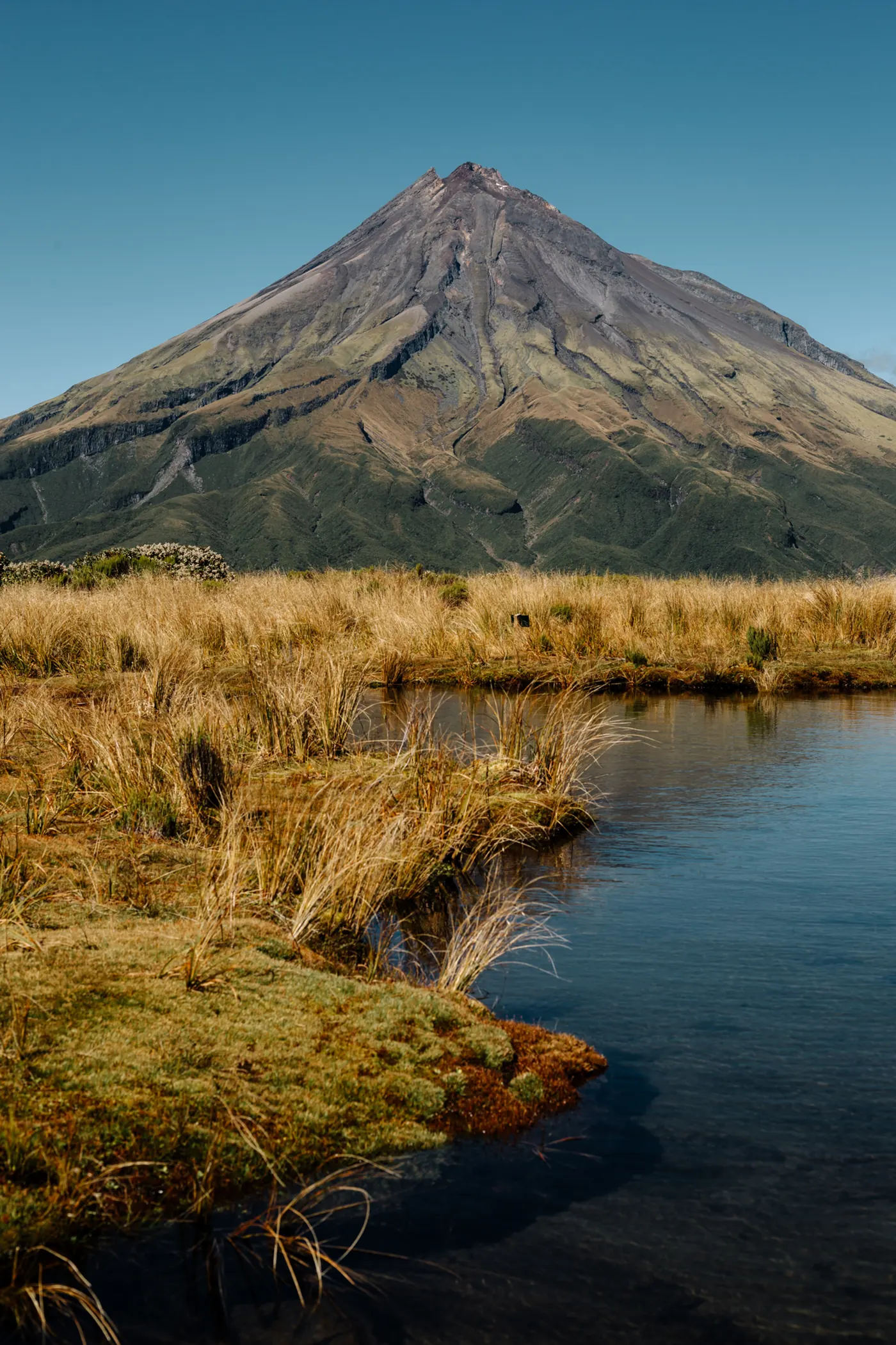 Un pico volcánico sobre un lago en el Parque Nacional Egmont